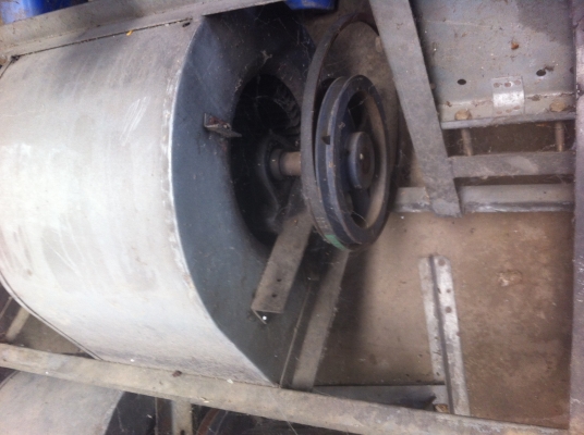 พัดลมสองช่องแบบกรงกระรอกขนาดเส้นผ่าศูนย์ 60 ซม.ยาวแต่ละช่อง 60 ซม. ต่อเพลามาขับด้วยมอเตอร์ (มี3 ตัว)