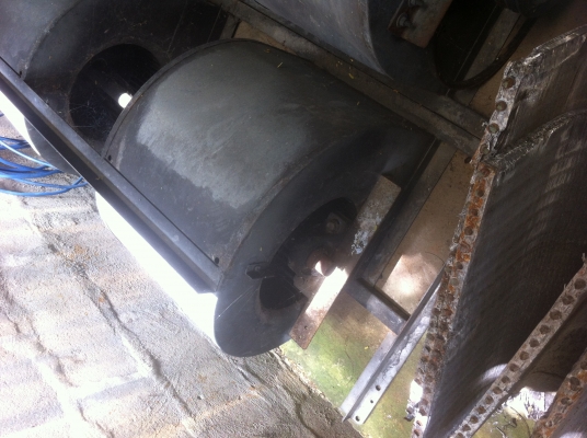 พัดลมสองช่องแบบกรงกระรอกขนาดเส้นผ่าศูนย์ 60 ซม.ยาวแต่ละช่อง 60 ซม. ต่อเพลามาขับด้วยมอเตอร์ (มี3 ตัว)