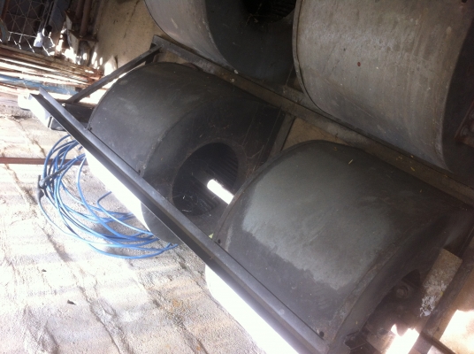 พัดลมสองช่องแบบกรงกระรอกขนาดเส้นผ่าศูนย์ 60 ซม.ยาวแต่ละช่อง 60 ซม. ต่อเพลามาขับด้วยมอเตอร์ (มี3 ตัว)