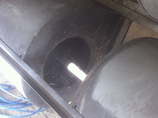 พัดลมสองช่องแบบกรงกระรอกขนาดเส้นผ่าศูนย์ 60 ซม.ยาวแต่ละช่อง 60 ซม. ต่อเพลามาขับด้วยมอเตอร์ (มี3 ตัว)