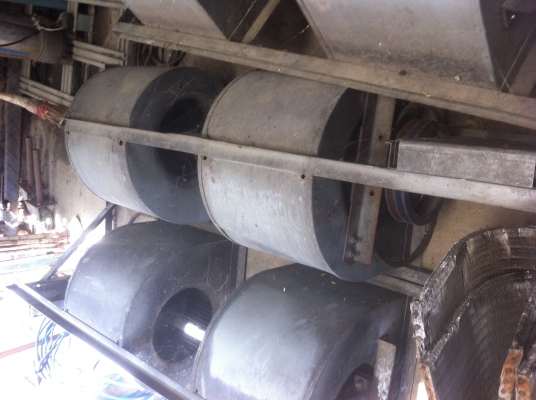 พัดลมสองช่องแบบกรงกระรอกขนาดเส้นผ่าศูนย์ 60 ซม.ยาวแต่ละช่อง 60 ซม. ต่อเพลามาขับด้วยมอเตอร์ (มี3 ตัว)