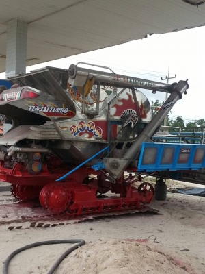 มีใครสนใจรถเกี่ยว หมูการช่าง เครื่อง260 ช่วงล่าง12ปั๊ม23