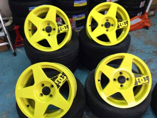 ล้อ DC 15x7.5 et35 สีเดิม มีรอยตามการใช้งาน ไม่มีเบียด ชุดละ 8,600 บาท