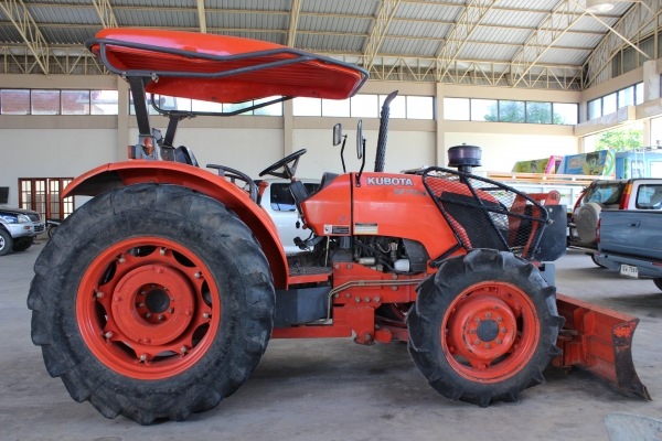 ขายรถไถ KUBOTA M7040 พร้อมดันหน้าและพรานหลัง รถไร่สภาพเดิมๆไม่ได้ทำสีใหม่ พร้อมใช้งาน