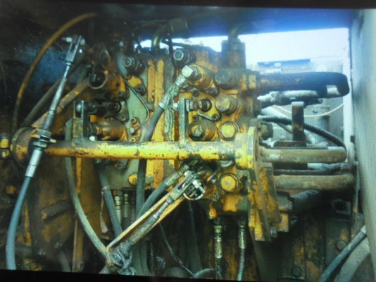 ขายรถแบคโฮ KOMATSU PC 200-3 เครื่องเดิมปั้มเดิมโซ่หนาเอวแน่นเอกสารใบสัญญาซื้อขาย