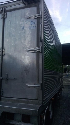 รถอีซูซุ 6 ล้อ ตู้เย็น  175 แรงม้า. ปี 49  สนใจติดต่อ  081 - 6079515