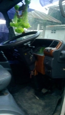 รถอีซูซุ 6 ล้อ ตู้เย็น  175 แรงม้า. ปี 49  สนใจติดต่อ  081 - 6079515