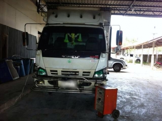 รถอีซูซุ 6 ล้อ ตู้เย็น  175 แรงม้า. ปี 49  สนใจติดต่อ  081 - 6079515