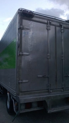 รถอีซูซุ 6 ล้อ ตู้เย็น  175 แรงม้า. ปี 49  สนใจติดต่อ  081 - 6079515