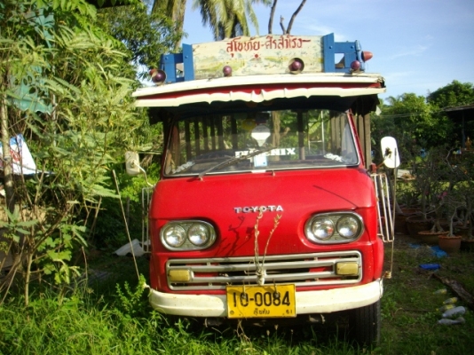 ขายรถโตโยต้าไดน่าสี่ล้อกลางโบราณ