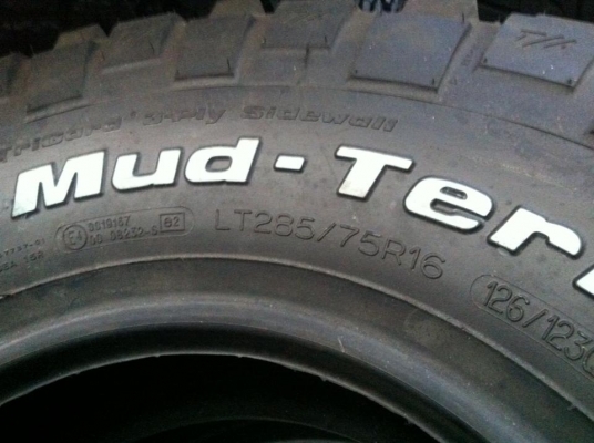 ขายเศษยาง BF Goodrich Mud -terrain KM2 ขนาด 285 75 r16