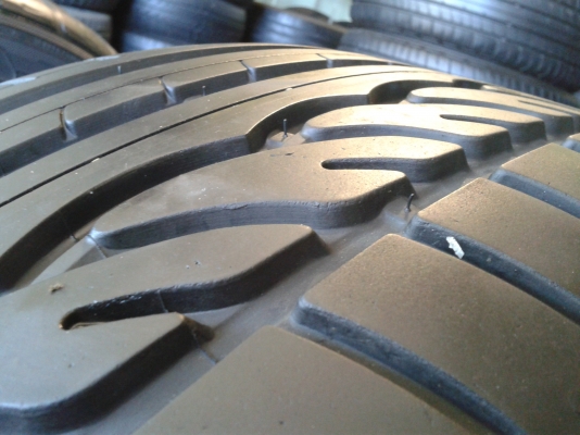 ยาง Dunlop 235/55/17 ปี10 สภาพสวยมาก ดอกหนามาก