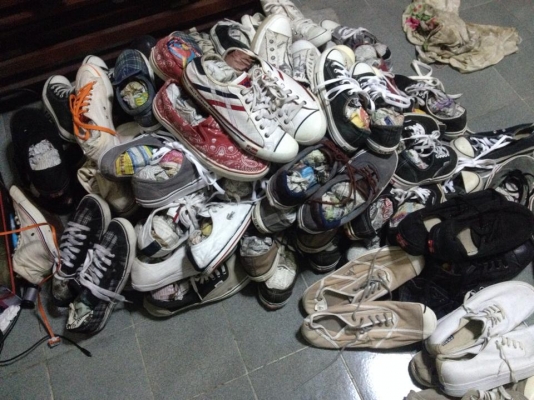 ต้นทุนตำ่ กำไลงาม   รองเท้าและเสื้อมือสอง