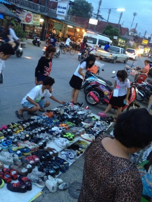 ต้นทุนตำ่ กำไลงาม   รองเท้าและเสื้อมือสอง