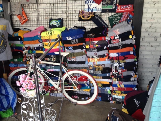 ต้นทุนตำ่ กำไลงาม   รองเท้าและเสื้อมือสอง