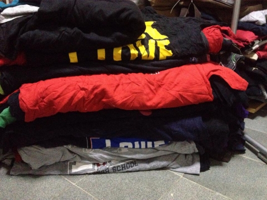 ต้นทุนตำ่ กำไลงาม   รองเท้าและเสื้อมือสอง