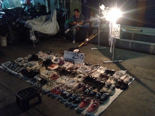 ต้นทุนตำ่ กำไลงาม   รองเท้าและเสื้อมือสอง