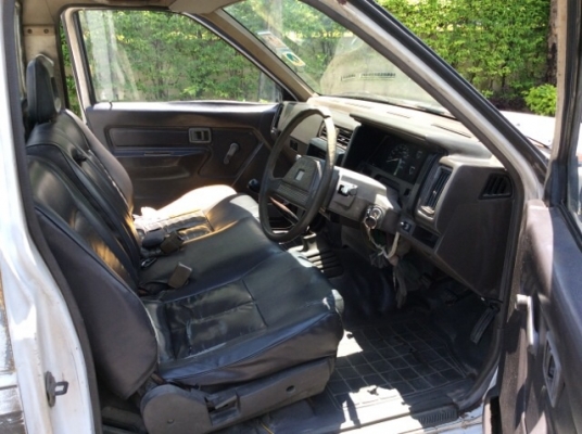 ขายรถกระบะนิสสัน Big-M ปี 93 เครื่องเดิม เบนซิล Z16 เกียร์ธรรมดา ภายในเบาะหนังมีขาดเล็กน้อย แอร์มี ตัวถังเดิมๆมาก บางๆ แห้งๆ ไม่มีชน คานหน้าเดิมๆ ลอนกระบะเดิมๆ คัสซีมีผุจุดเดียว นอกนั้นดีตลอดเส้น เครื่องดี เกียร์แน่น ยางดี รถขับดีครับ ขายถูก ขับกลับได้เลย