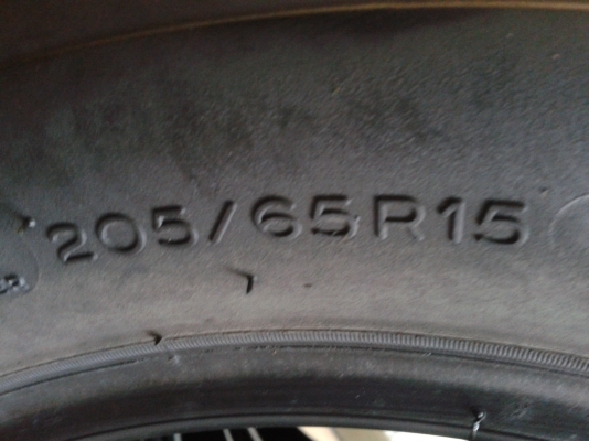 ยาง Michelin 205/65/15 ปี11กับ12 อย่างละ2เส้น สภาพสวยๆ ดอกหนาๆ
