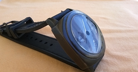 DKNY Quartz Jump hour (ชั่วโมงกระโดด) เรือน stainless รมดำ สายยาง หน้าดำ