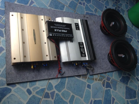 ขายครับชุดเครื่องเสียง พร้อม ติด  - HIP ขับกลางแหลม 4 ชาแนล 1 ตัว - ADX แท้ ขับซับ 2 ชาแนล 1 ตัว  - ปรีแอม เล่น USB SD CARD 1 ตัว  - ดอก ซัพ ferris 10 นิ้ว 1 คู่  ทุกตัวสภาพใหม่ใช้ได้ปกติ ทั้งชุด แค่ 6000 บาทครับ หรือแยกก็ได้ครับ ซื้อมา หมื่นกว่า ซื้อมาไม