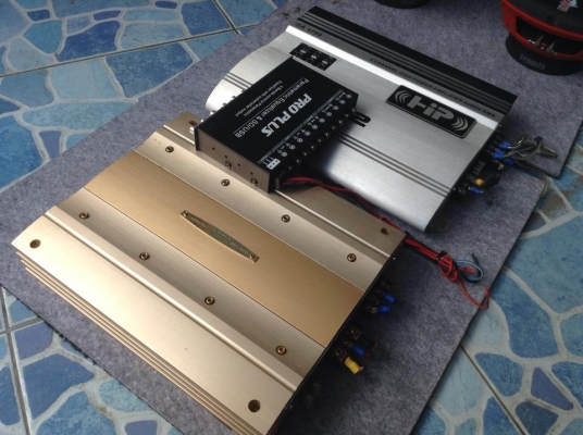 ขายครับชุดเครื่องเสียง พร้อม ติด  - HIP ขับกลางแหลม 4 ชาแนล 1 ตัว - ADX แท้ ขับซับ 2 ชาแนล 1 ตัว  - ปรีแอม เล่น USB SD CARD 1 ตัว  - ดอก ซัพ ferris 10 นิ้ว 1 คู่  ทุกตัวสภาพใหม่ใช้ได้ปกติ ทั้งชุด แค่ 6000 บาทครับ หรือแยกก็ได้ครับ ซื้อมา หมื่นกว่า ซื้อมาไม