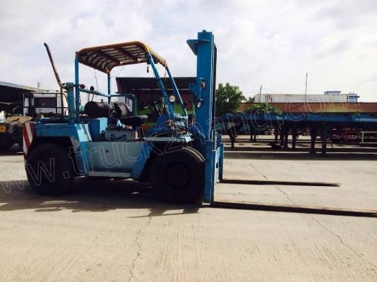 รถฟอร์คลิฟต์ FD60 ปกติใช้งานยกตู้คอนเทนเนอร์ขึ้นหางเทเลอร์