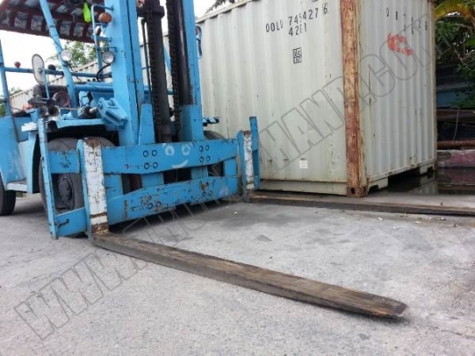 รถฟอร์คลิฟต์ FD60 ปกติใช้งานยกตู้คอนเทนเนอร์ขึ้นหางเทเลอร์