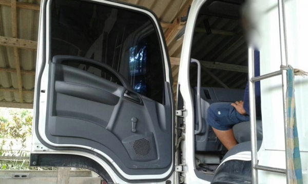 รถอีซูซุ  10 ล้อดั้ม 360 แรงม้า. ปี 53  ( ขายแม่ , ลูก )   สนใจติดต่อ  081 - 6079515