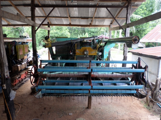 ขายด่วนครับ รถเกี่ยวข้าวไทยเจริญ คู่กับรถเทนเลอร์ HINO  สิบล้อ 2 เพลา รถเกี่ยวข้าวไทยเจริญ เครื่องแรง 235 รวมเทอร์โบ ปัม ได้กิ้น 22  อุ้ม  2.5 ตัดเหลือ 2.3  ช่วงล่าง 12 HT พร้อมใช้งานลงเกี่ยวได้เลย รถมีเอกสารครบ เจ้าของรักษารถครับ โทร 081-8998752