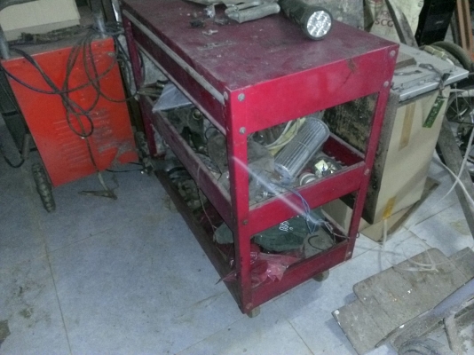 โต๊ะรถเข็นเครื่องมือ