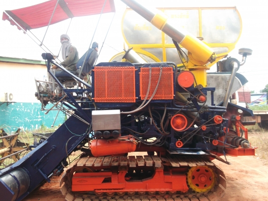 ขายรถเกี่ยวข้าวพร้อมเทเลอร์