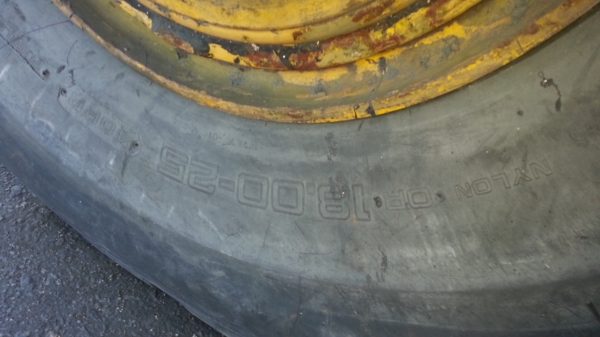 ขายยางรถขนาดใหญ่พร้อมล้อกระทะราคาล้อละ 20,000 บาทมี 8 ล้อ