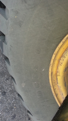 ขายยางรถขนาดใหญ่พร้อมล้อกระทะราคาล้อละ 20,000 บาทมี 8 ล้อ