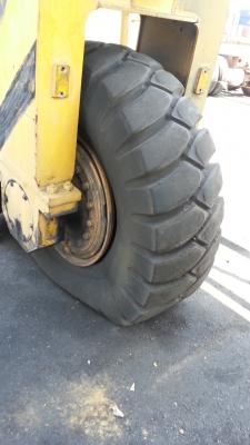 ขายยางรถขนาดใหญ่พร้อมล้อกระทะราคาล้อละ 20,000 บาทมี 8 ล้อ