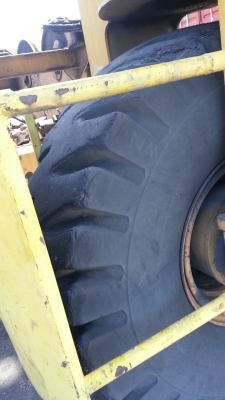 ขายยางรถขนาดใหญ่พร้อมล้อกระทะราคาล้อละ 20,000 บาทมี 8 ล้อ