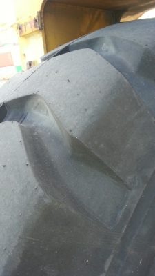 ขายยางรถขนาดใหญ่พร้อมล้อกระทะราคาล้อละ 20,000 บาทมี 8 ล้อ