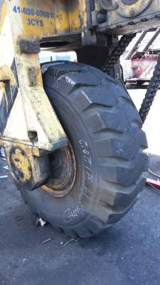 ขายยางรถขนาดใหญ่พร้อมล้อกระทะราคาล้อละ 20,000 บาทมี 8 ล้อ