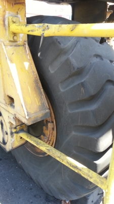 ขายยางรถขนาดใหญ่พร้อมล้อกระทะราคาล้อละ 20,000 บาทมี 8 ล้อ