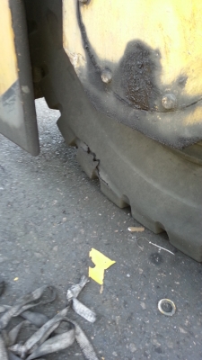 ขายยางรถขนาดใหญ่พร้อมล้อกระทะราคาล้อละ 20,000 บาทมี 8 ล้อ