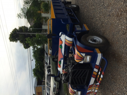 รถอีแต๋นใหม่ๆสีสดๆ