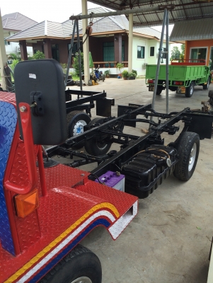 รถอีแต๋นใหม่ๆสีสดๆโครงรถตู้