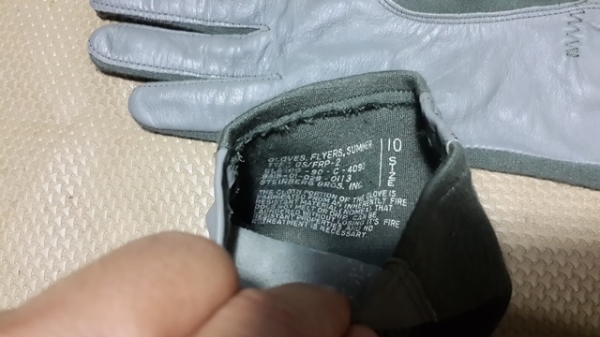 ถุงมือนักบินครับ