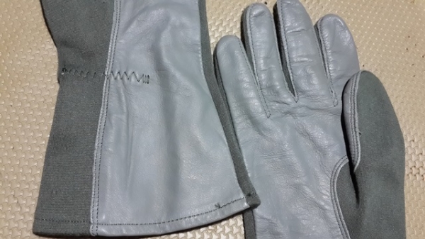 ถุงมือนักบินครับ