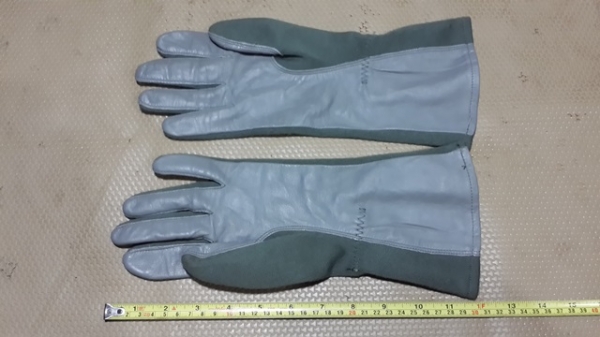 ถุงมือนักบินครับ