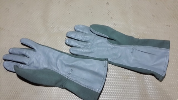 ถุงมือนักบินครับ