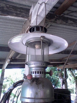 ตะเกียง ยี่ห้อ Eye brand และเสื้อทหาร