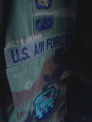 ตะเกียง ยี่ห้อ Eye brand และเสื้อทหาร