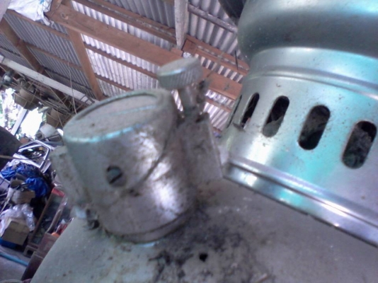 ตะเกียง ยี่ห้อ Eye brand และเสื้อทหาร