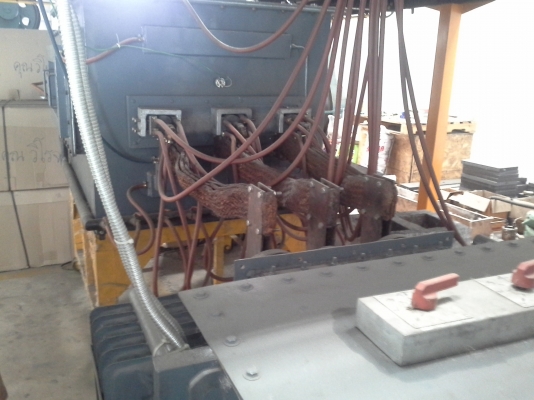 เตาหลอม เครื่องจักรใหม่ จากประเทศอินเดีย ระบบไฟฟ้า กำลัง 125 KVA. ใช้แท่งแคโทดกราไฟว์ หลอมอุณหภูมิเกิน 1,500 องศา เตาหลอม เครื่องจักรใหม่ จากประเทศอินเดีย ระบบไฟฟ้า กำลัง 125 KVA. ใช้แท่งแคโทดกราไฟว์ หลอมอุณหภูมิเกิน 1,500 องศา